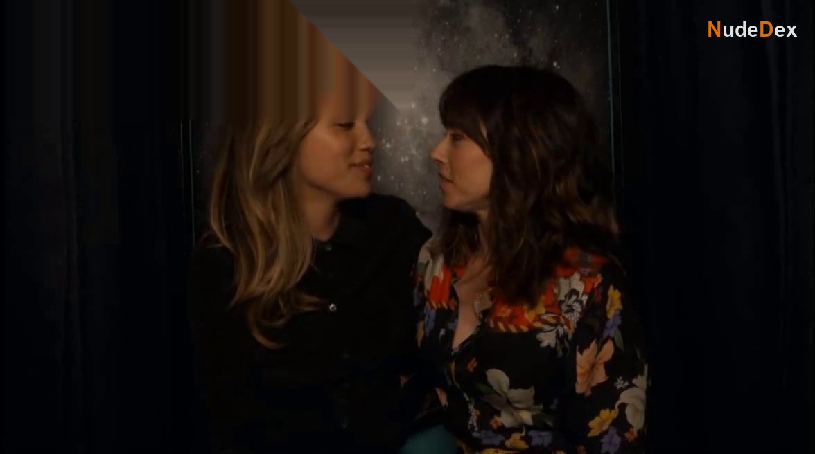 Linda Cardellini in Dead To Me, photo 1