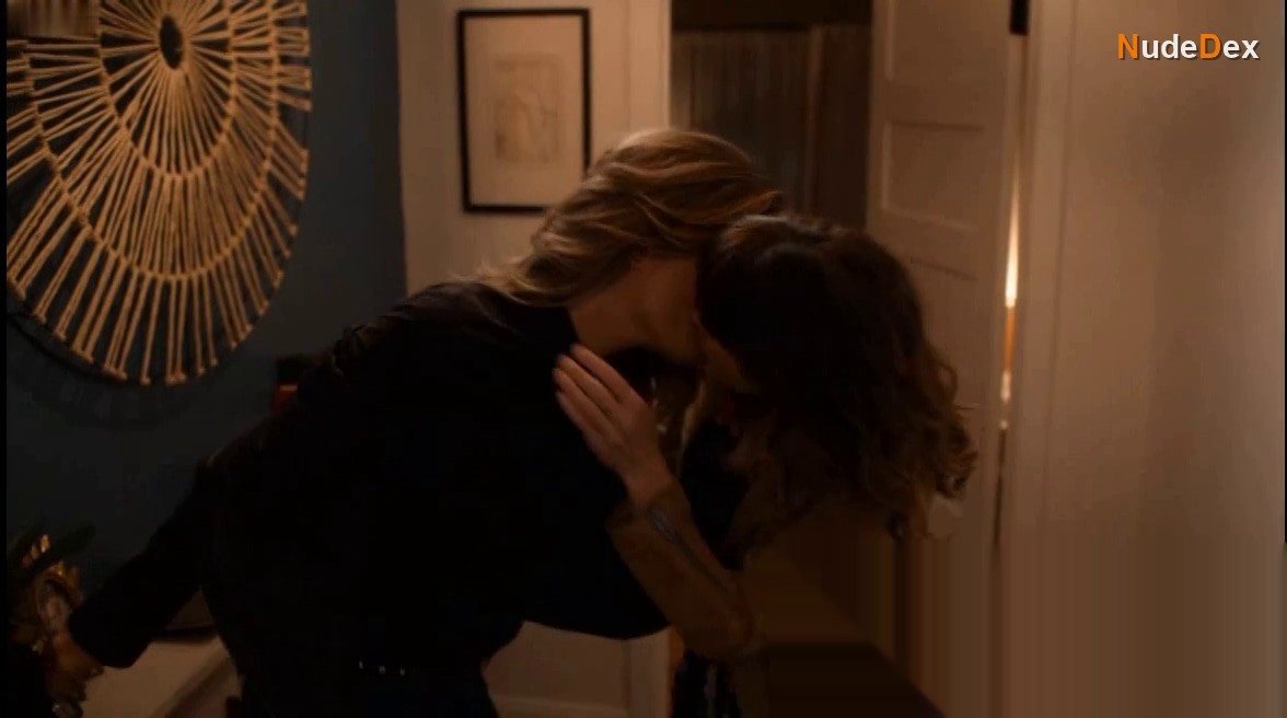 Linda Cardellini in Dead To Me, photo 2