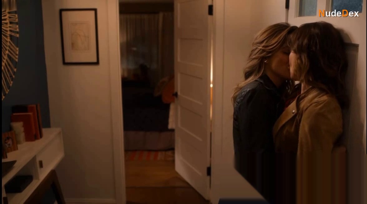 Linda Cardellini in Dead To Me, photo 5
