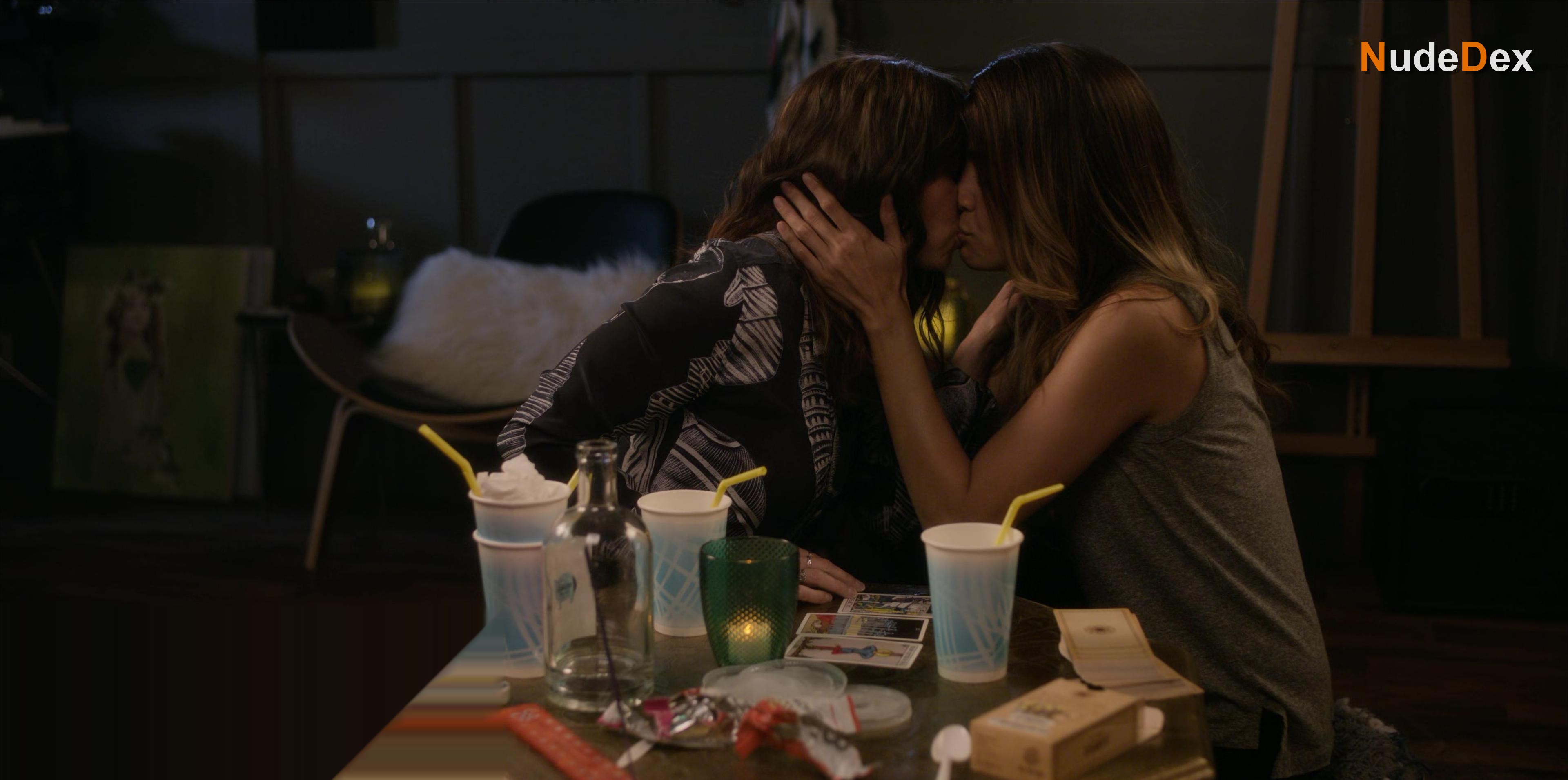 Linda Cardellini in Dead To Me, photo 19