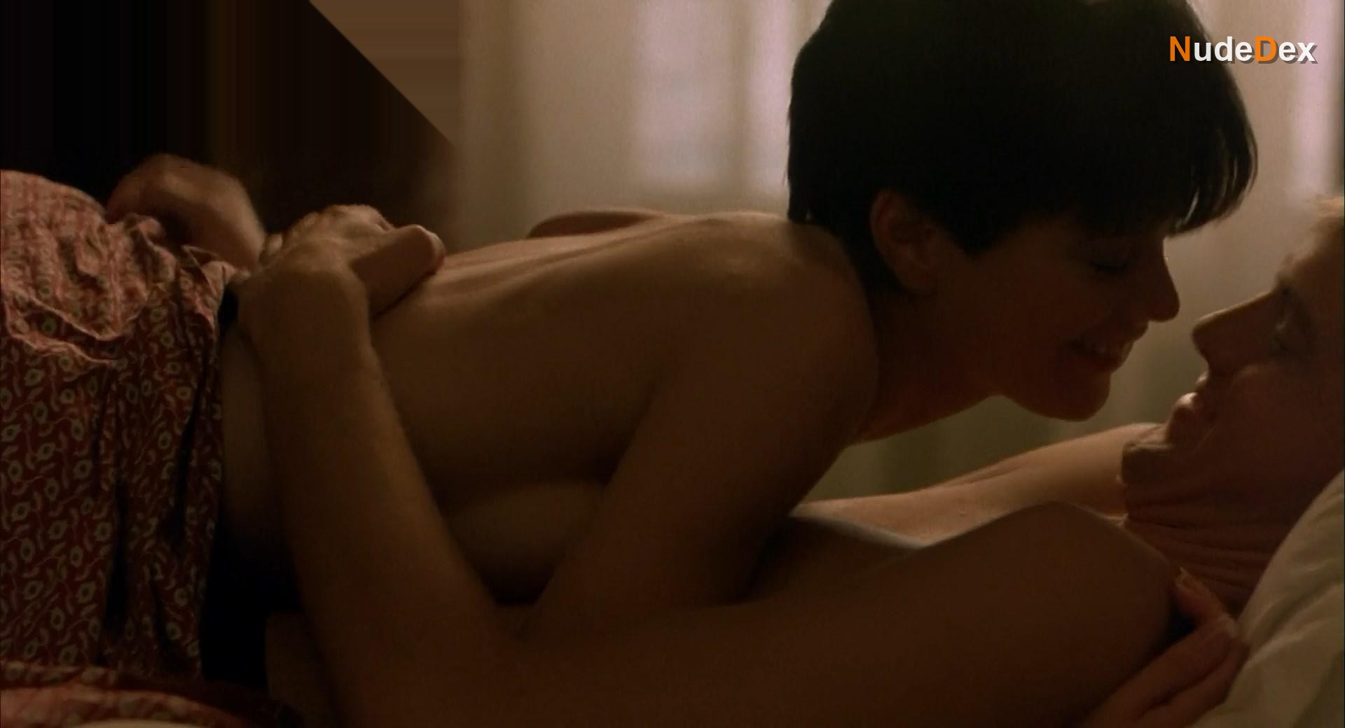Linda Fiorentino in Gotcha, photo 1