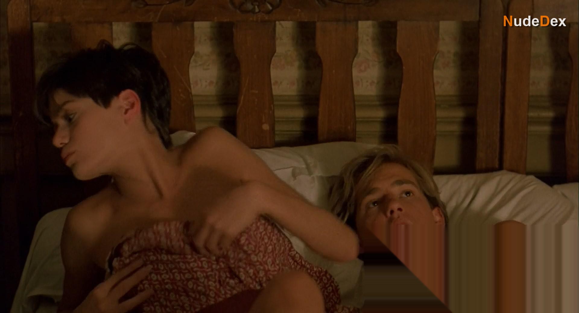 Linda Fiorentino in Gotcha, photo 5
