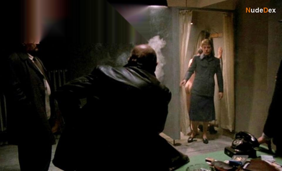 Linda Fiorentino in Gotcha, photo 10