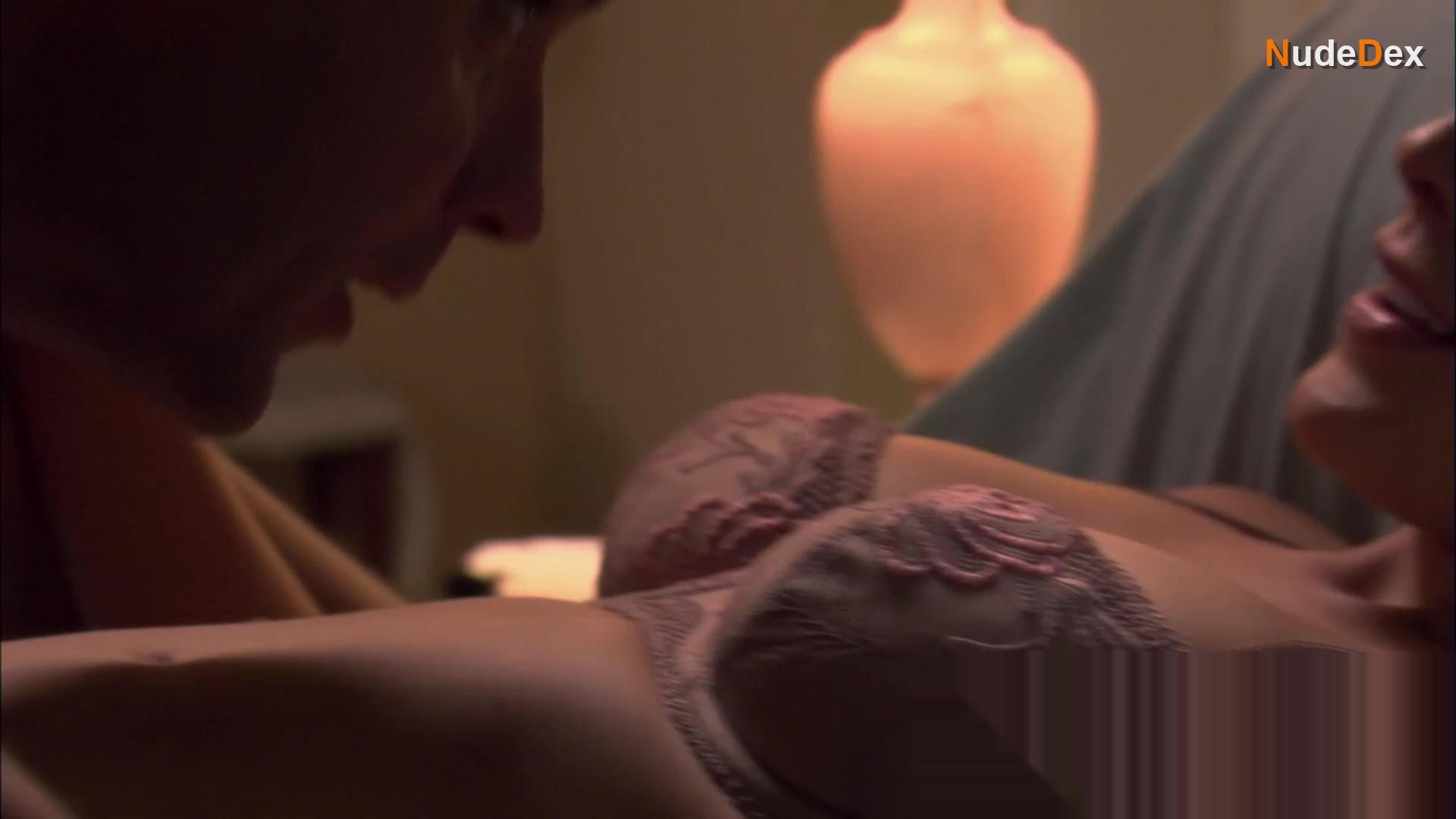 Lindsay Price in Secrets Of The Summer House, photo 6