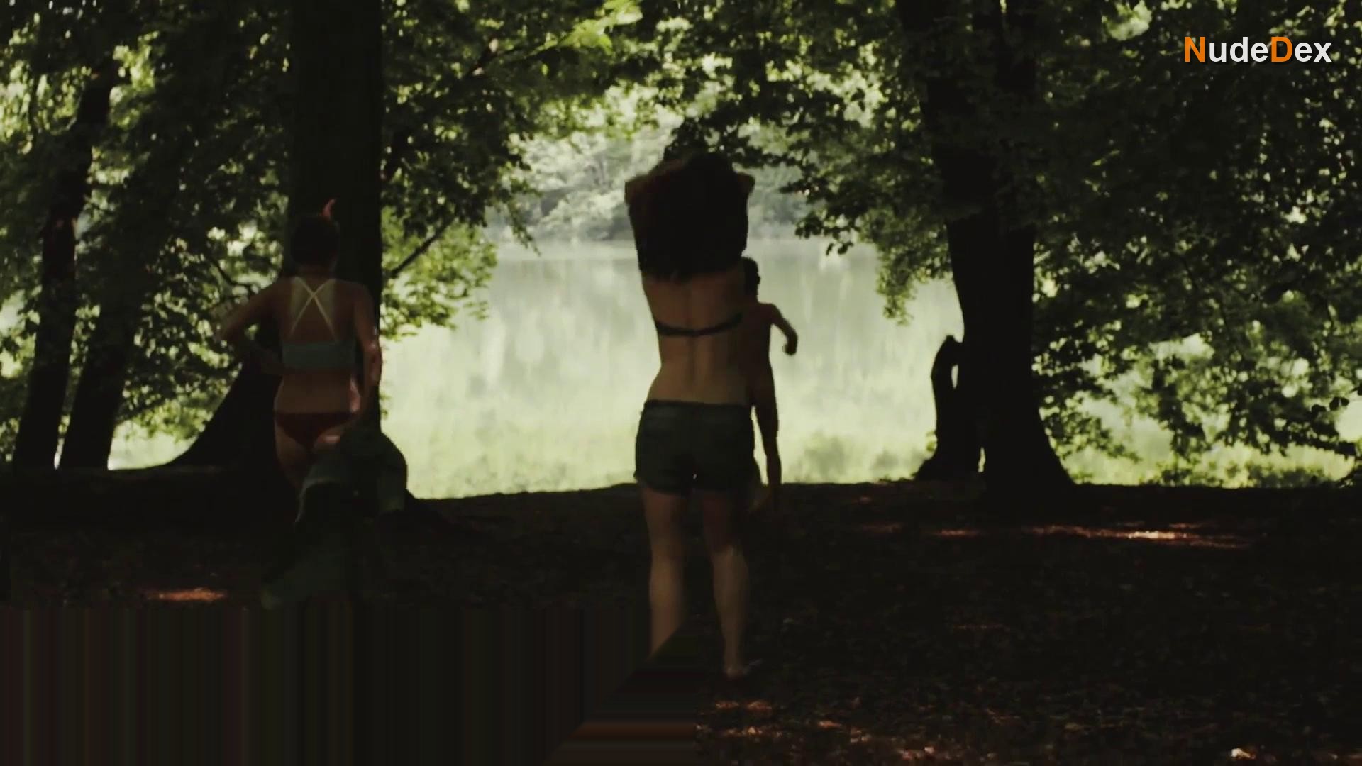 Linn Reusse in In Beating Cells, photo 5