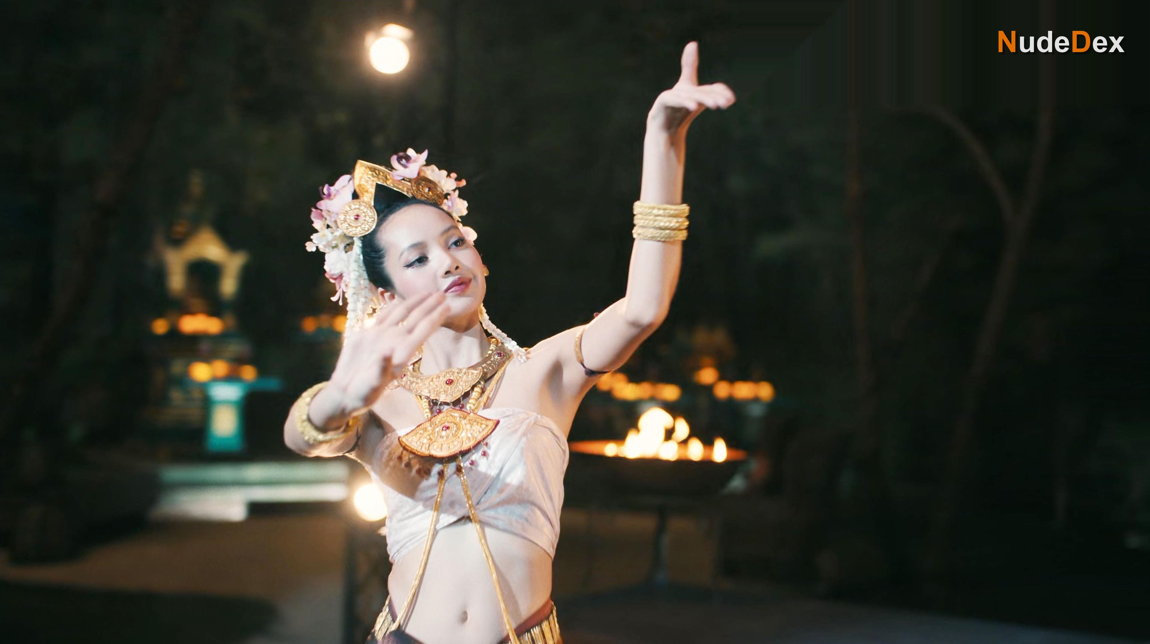 Lisa in The White Lotus, photo 1