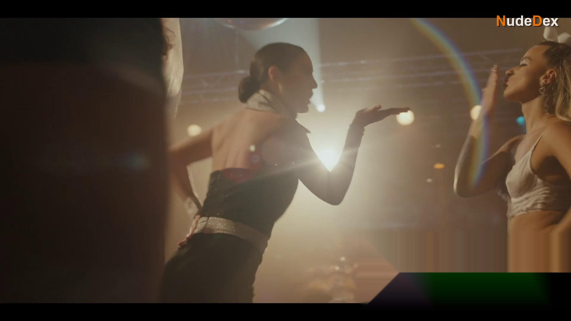 Lola Claire in Hotel Cocaine, photo 5