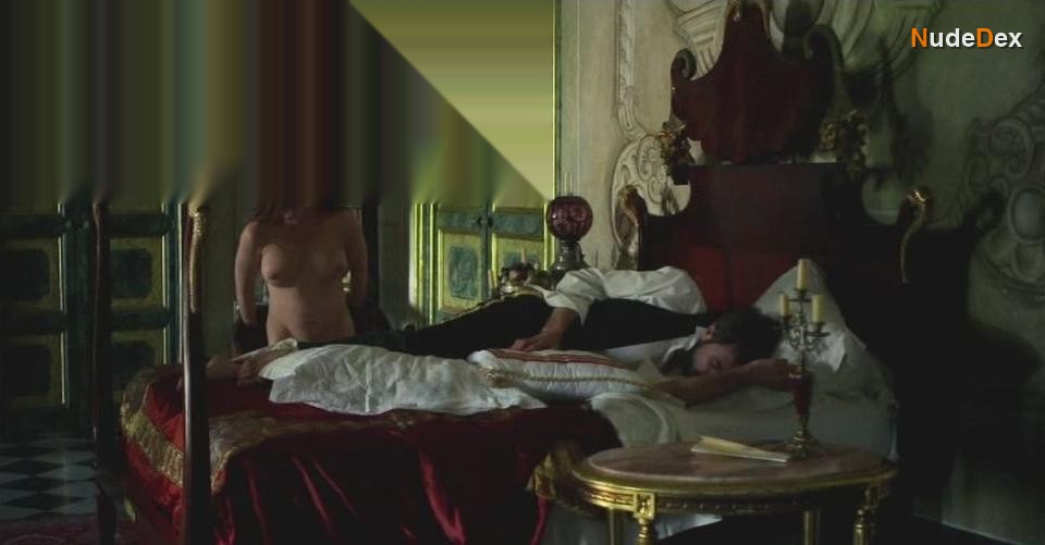 Lola Duenas in Falling Star, photo 3