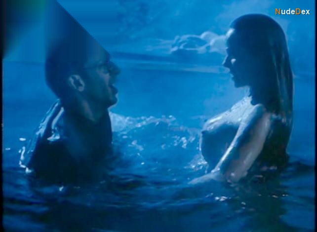 Lorissa Mccomas in Piranha, photo 6
