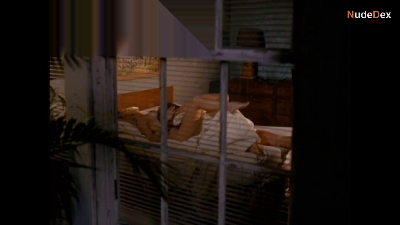 Lorraine Bracco in Traces Of Red, photo 4
