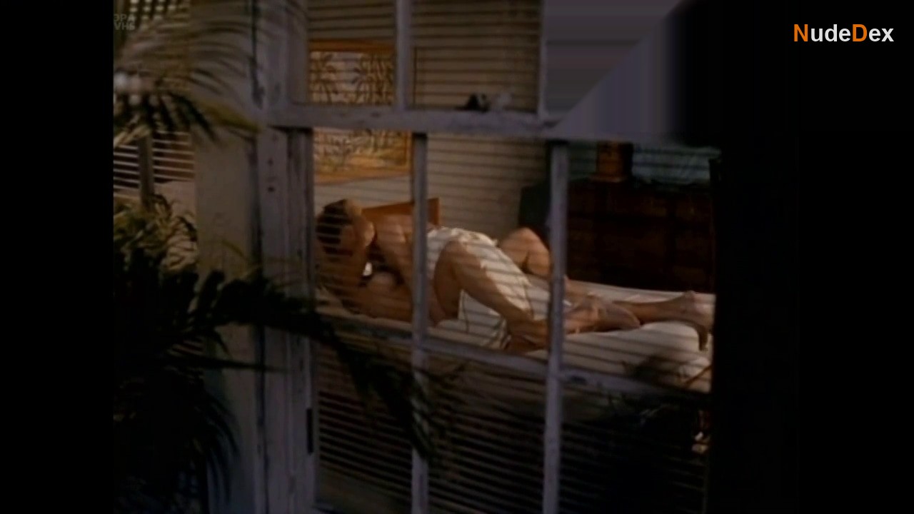 Lorraine Bracco in Traces Of Red, photo 5