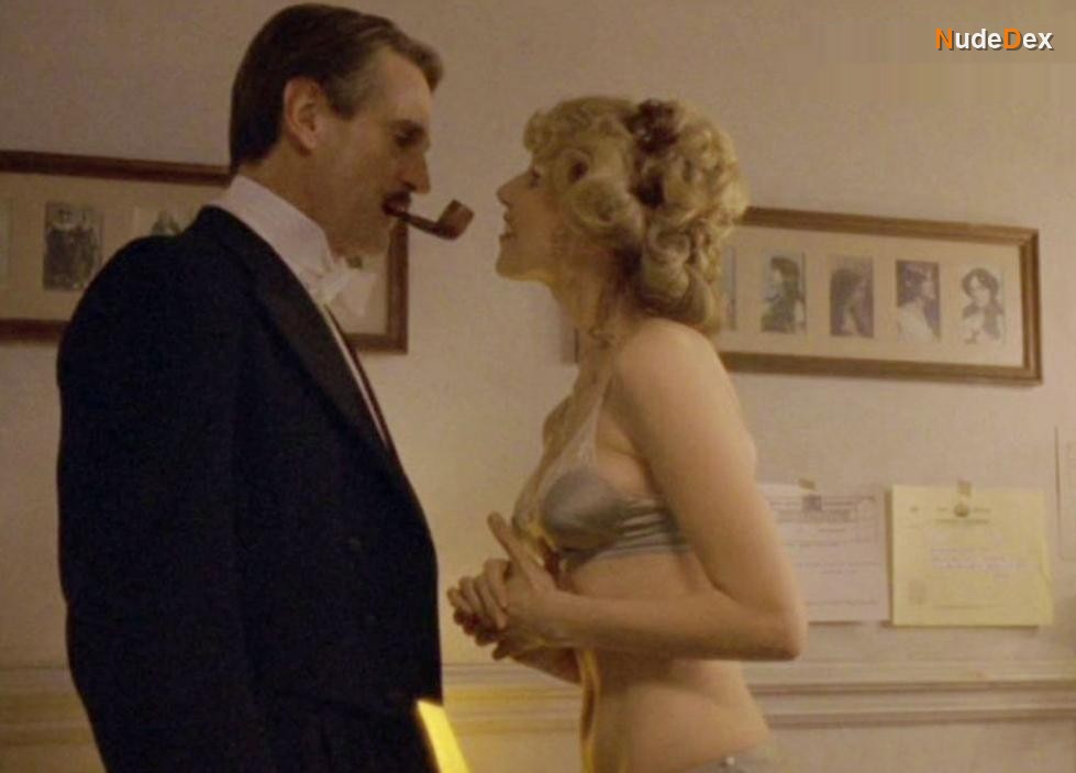 Lucy Punch in Being Julia, photo 3