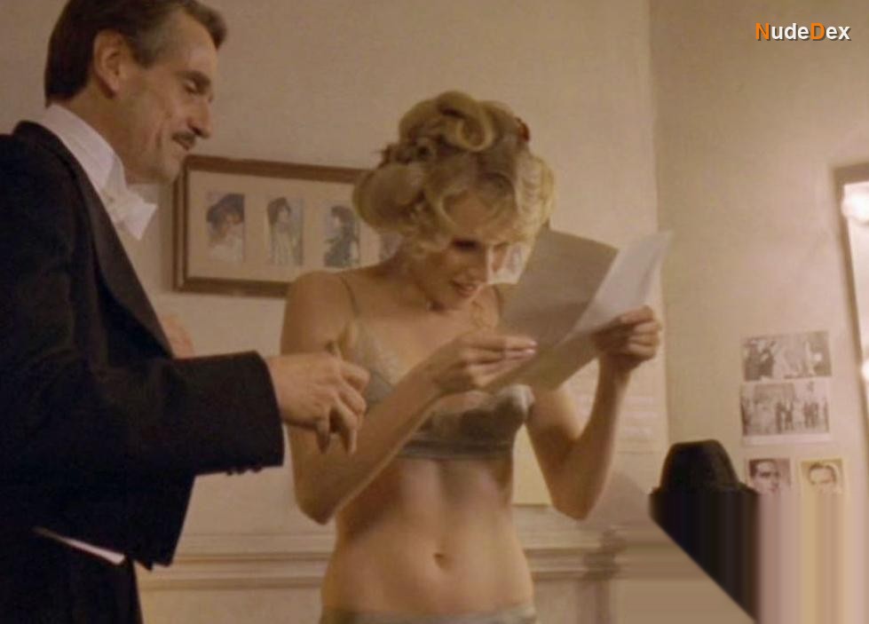 Lucy Punch in Being Julia, photo 4
