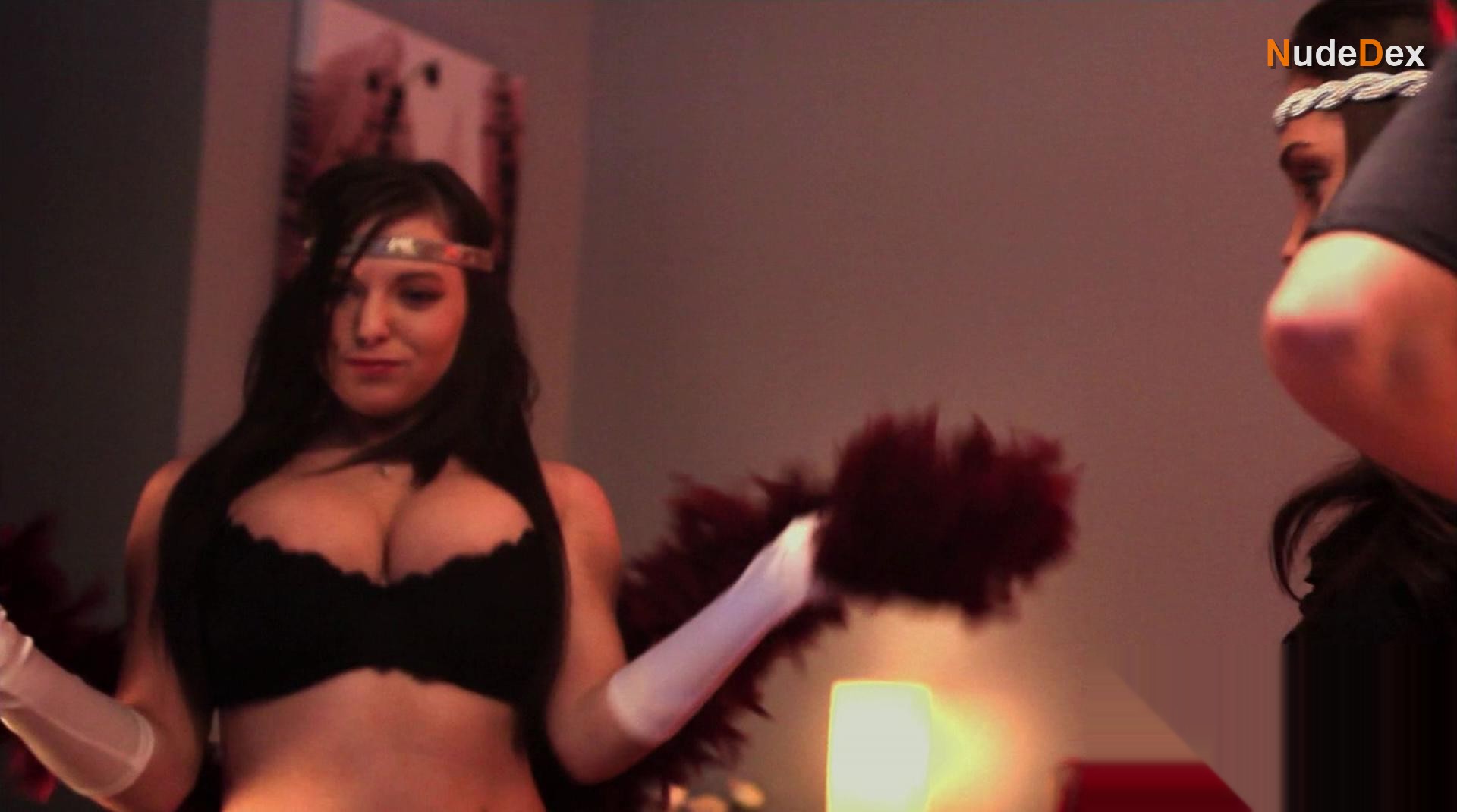Lydia Pritchett in Pretty Obsession, photo 7