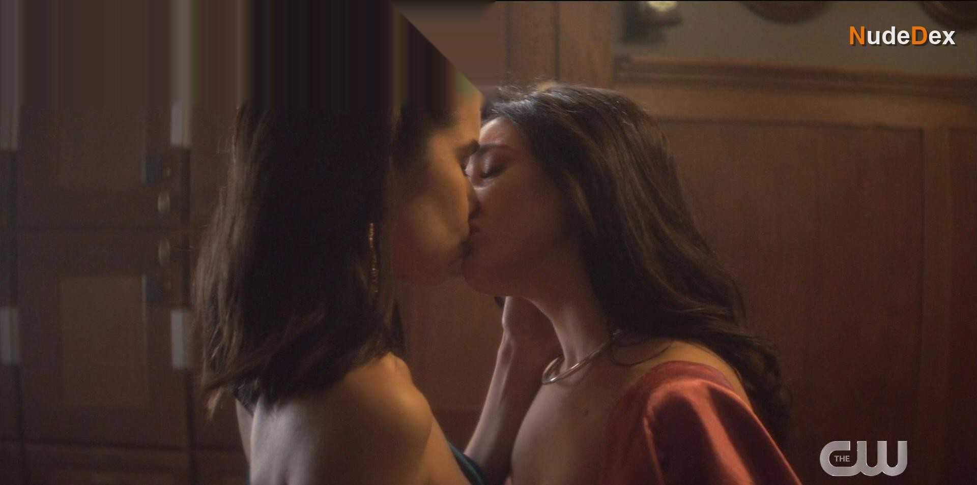 Maddison Jaizani in Nancy Drew, photo 4