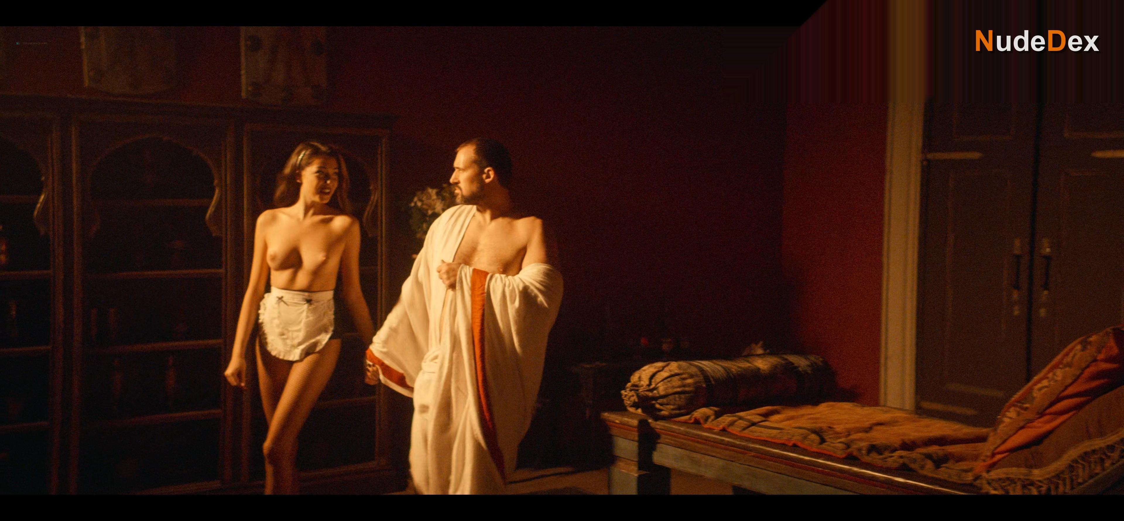 Maddy Ambus in Utopia, photo 1