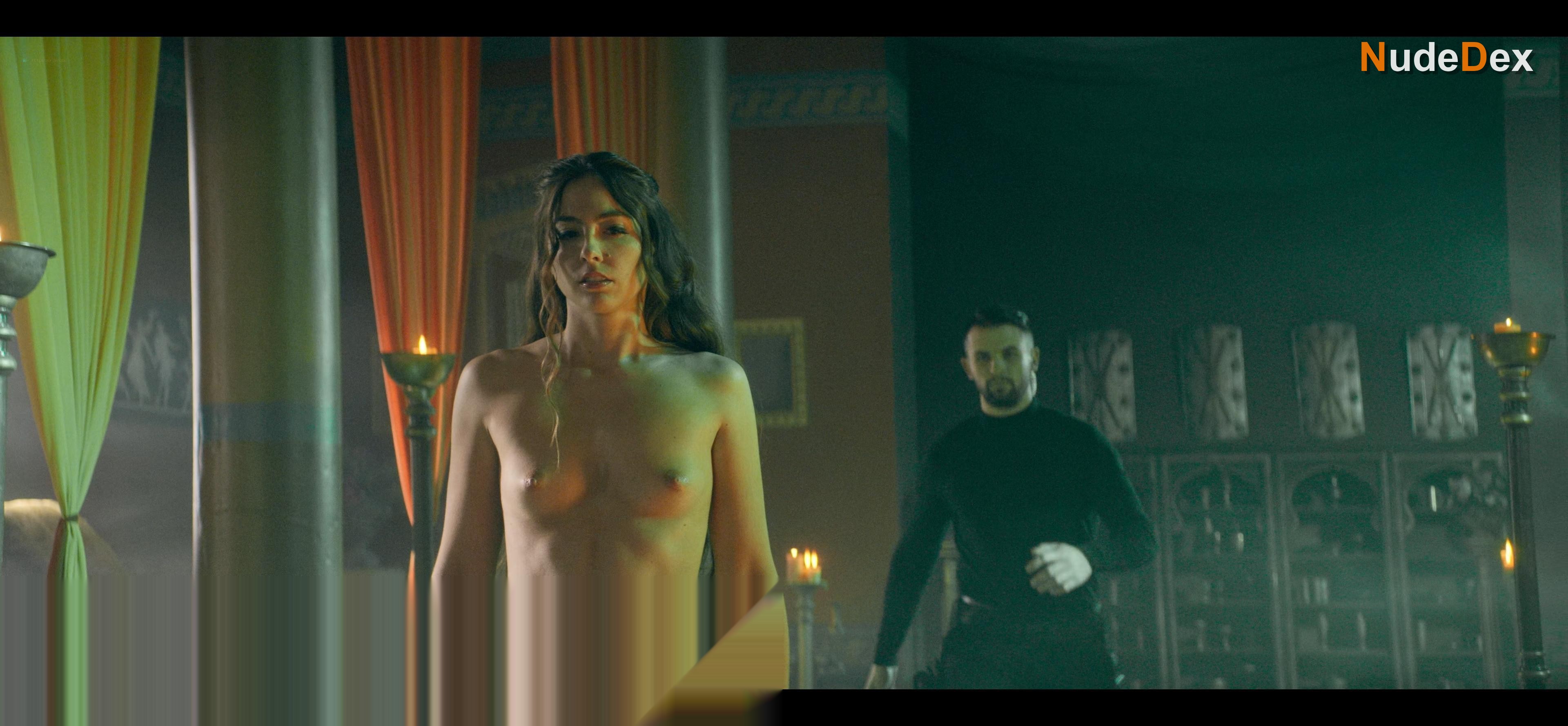 Maddy Ambus in Utopia, photo 3