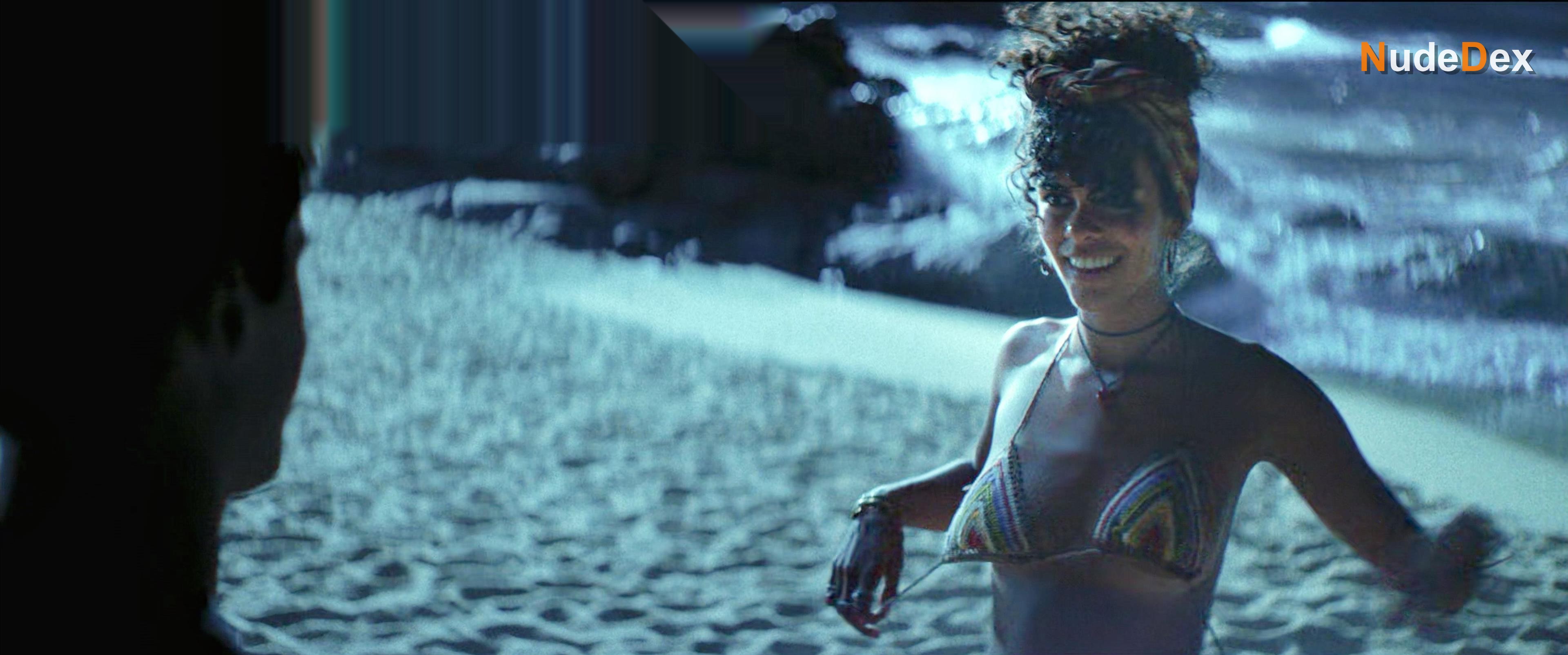 Madeleine Akua in People We Meet On Vacation, photo 3