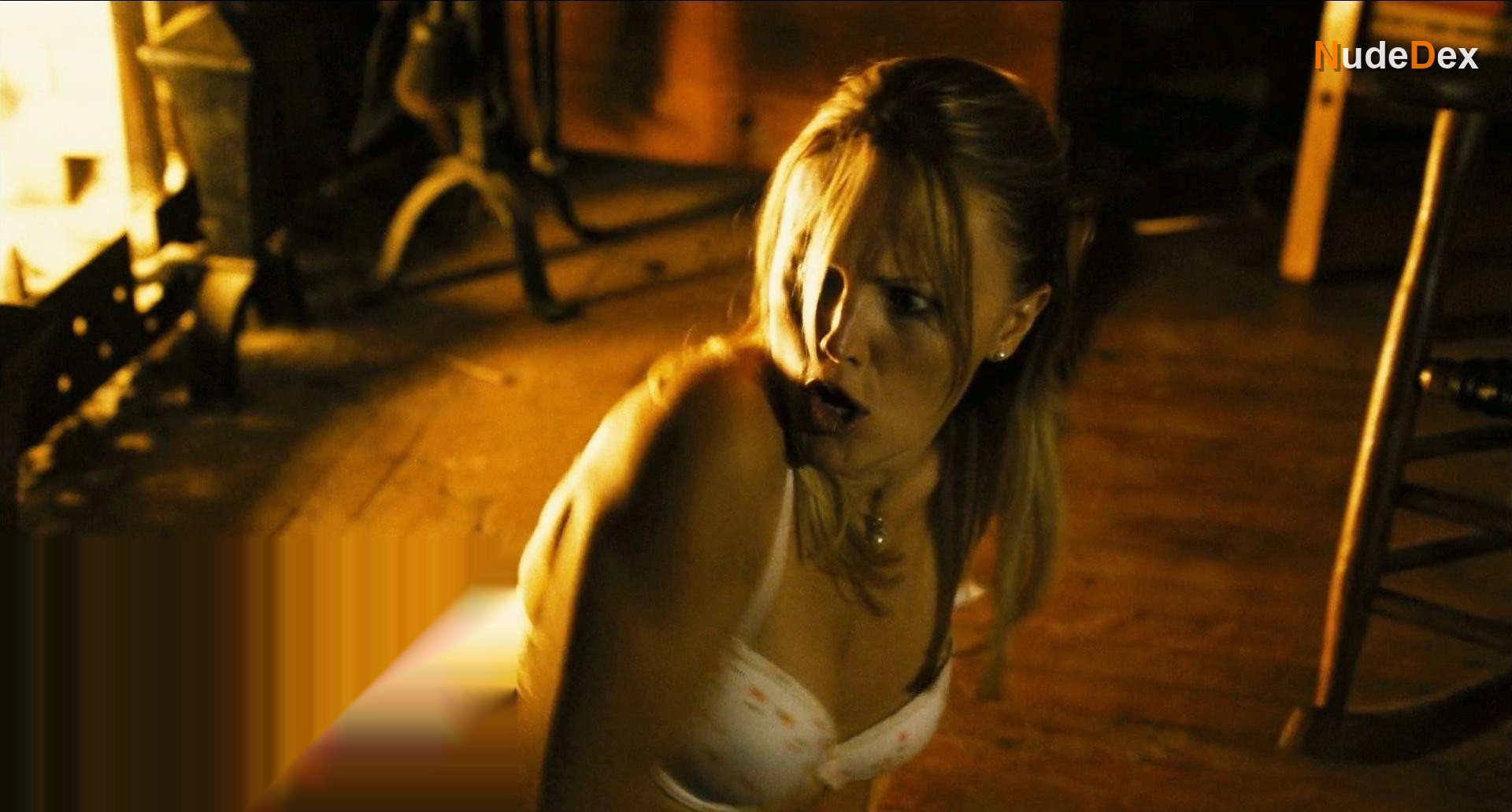 Malin Akerman in Cottage Country, photo 3