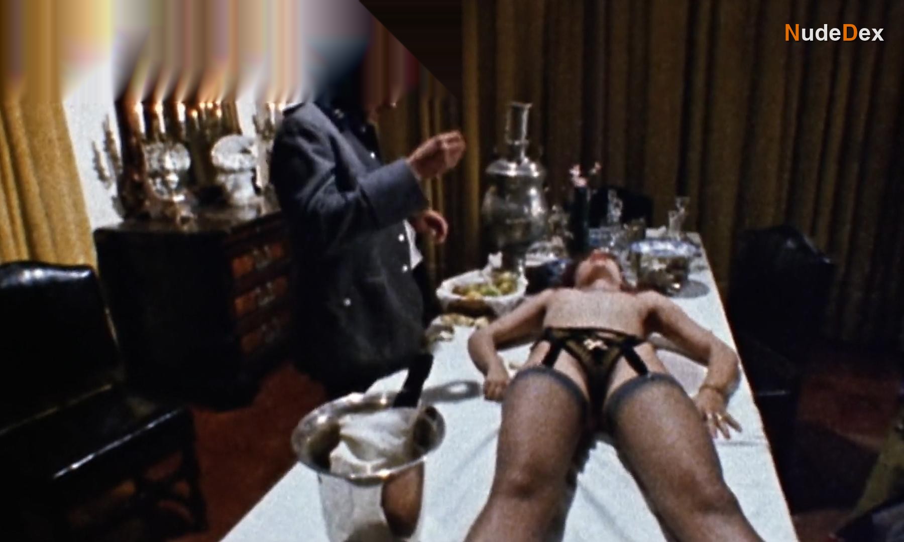 Malisa Longo in A Cat In The Brain, photo 7