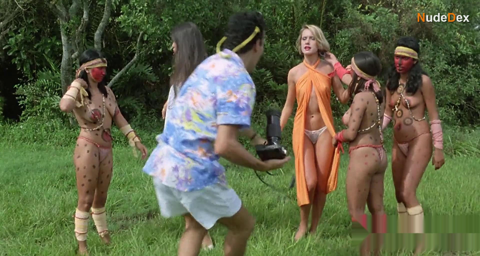 Maria Reis in Massacre In Dinosaur Valley, photo 4