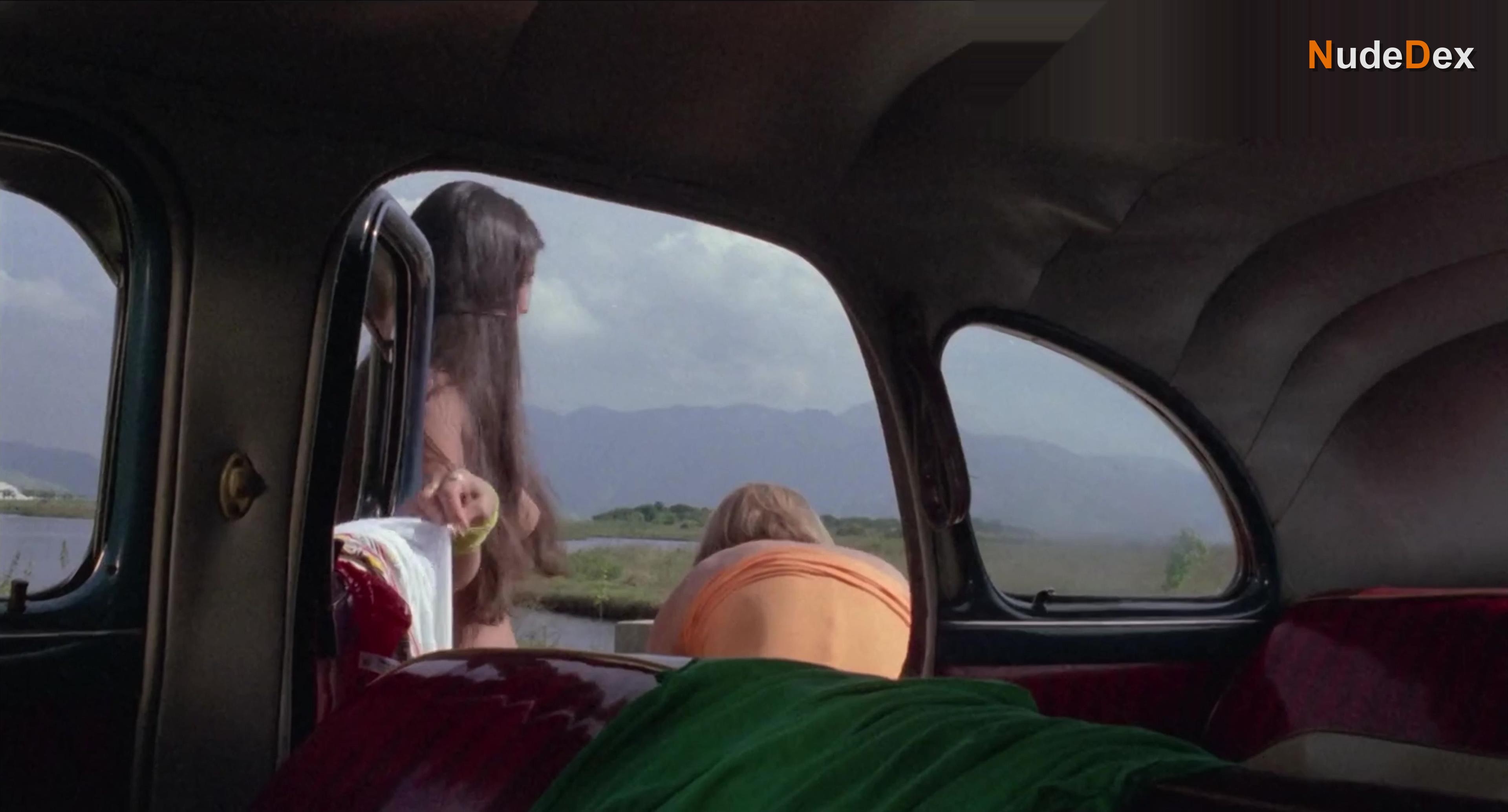 Maria Reis in Massacre In Dinosaur Valley, photo 11