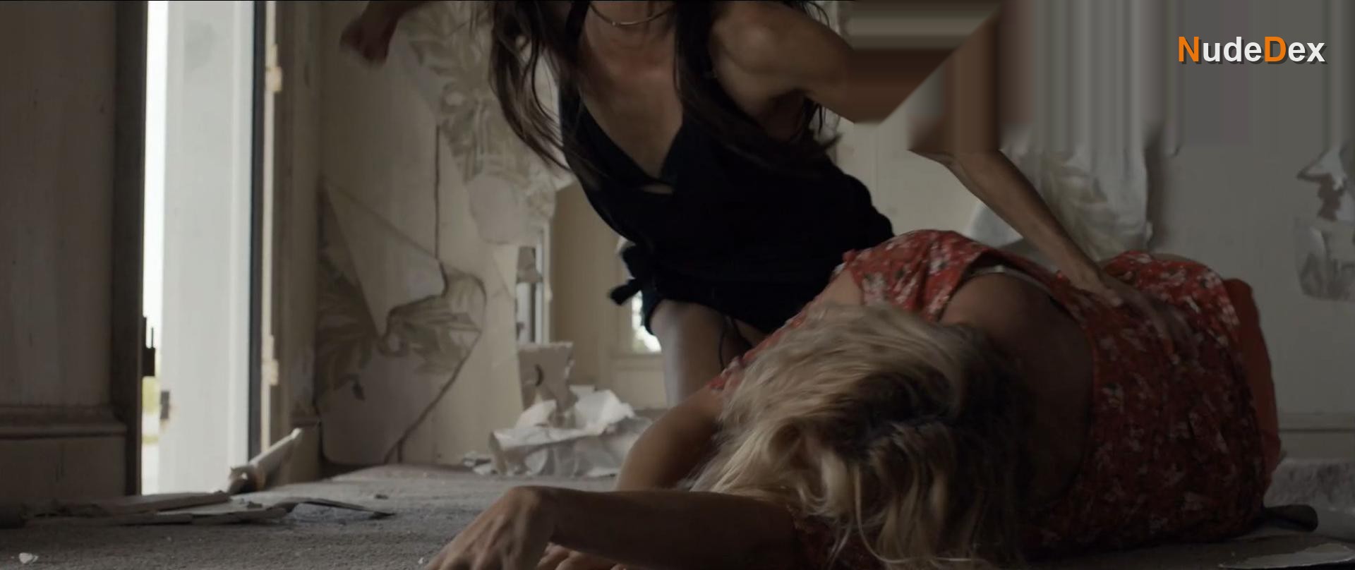 Marie Avgeropoulos in Isolation, photo 6