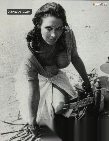 Marie Devereux in The Stranglers Of Bombay, photo 1