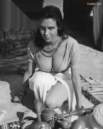 Marie Devereux in The Stranglers Of Bombay, photo 2