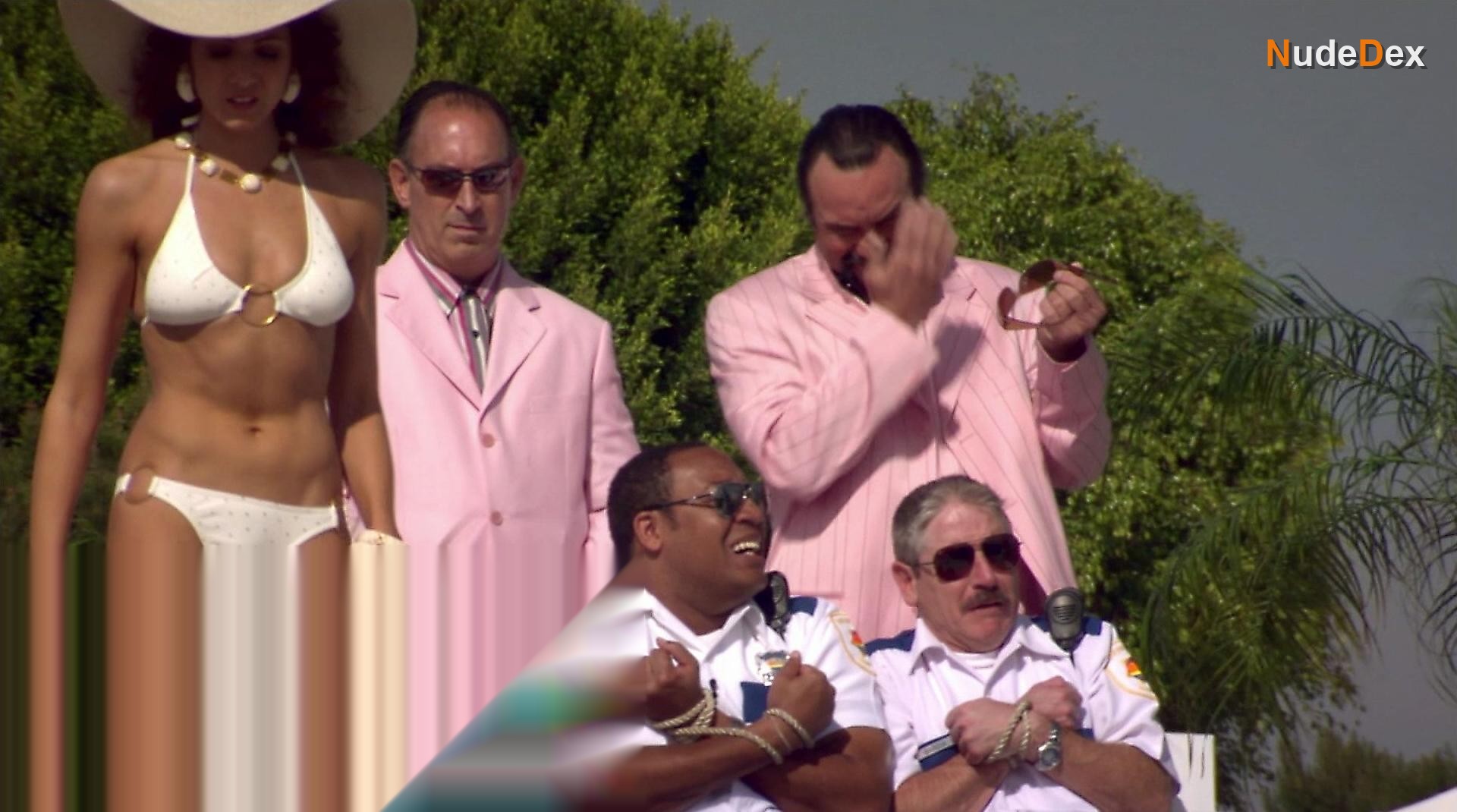 Marisa Petroro in Reno 911 Miami, photo 3