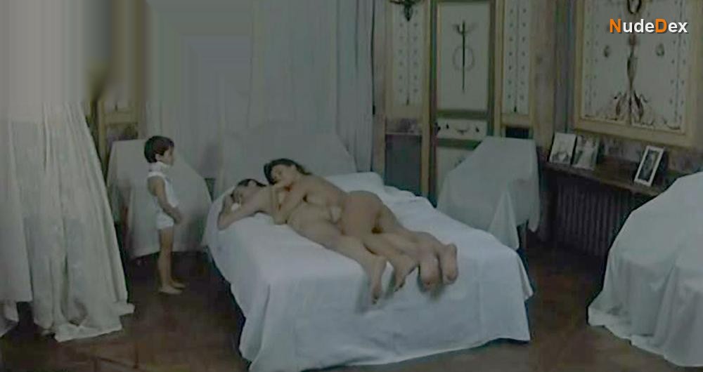 Mathilda May in La Passerelle, photo 6