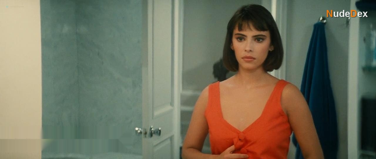Mathilda May in Trois Places Pour Le 26, photo 1