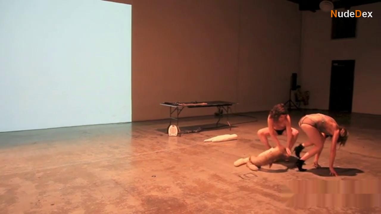 Maya Arbel in Concrete, photo 1