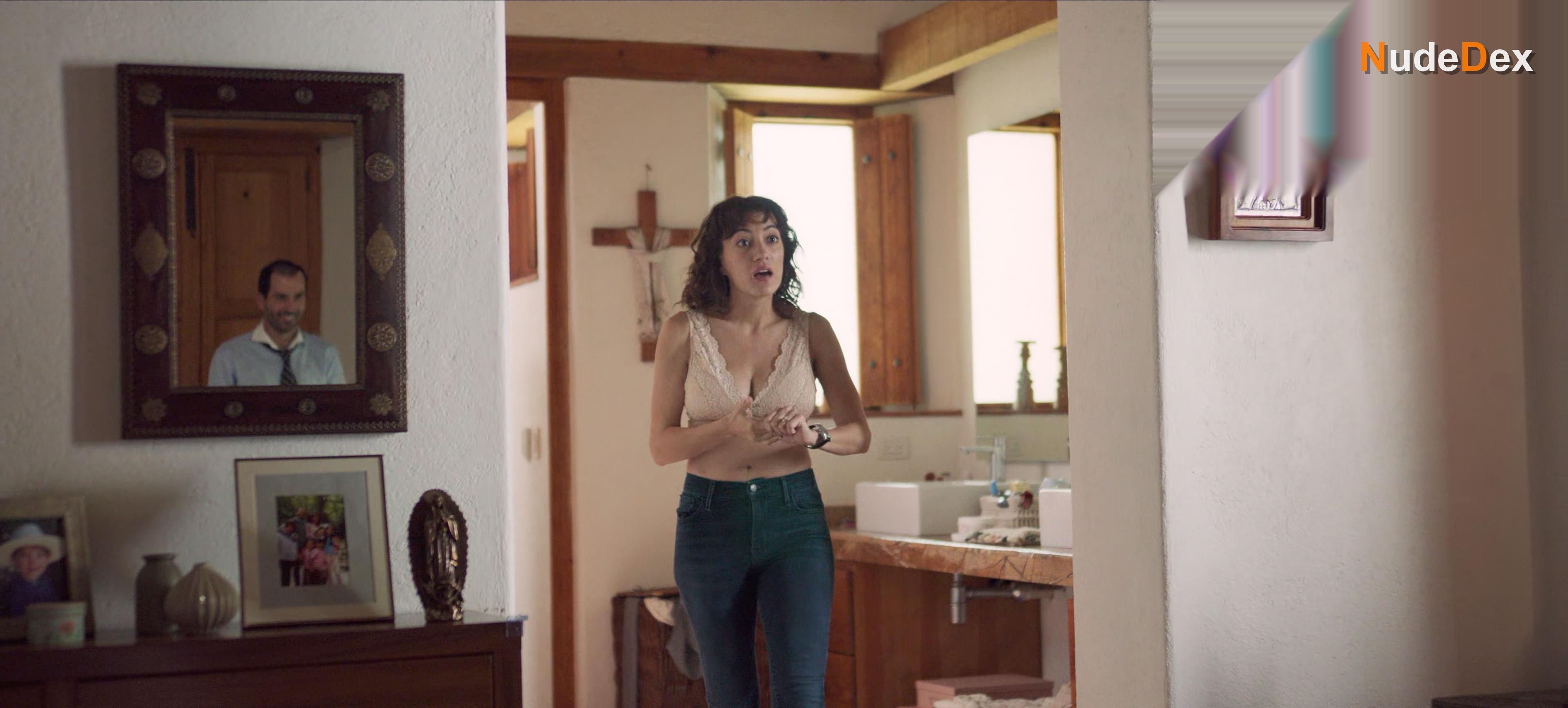 Mayra Hermosillo in Nostalgia