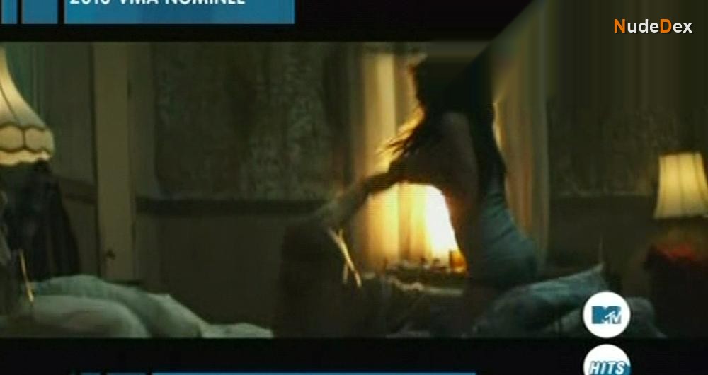 Megan Fox in Eminem Love The Way You Lie, photo 1
