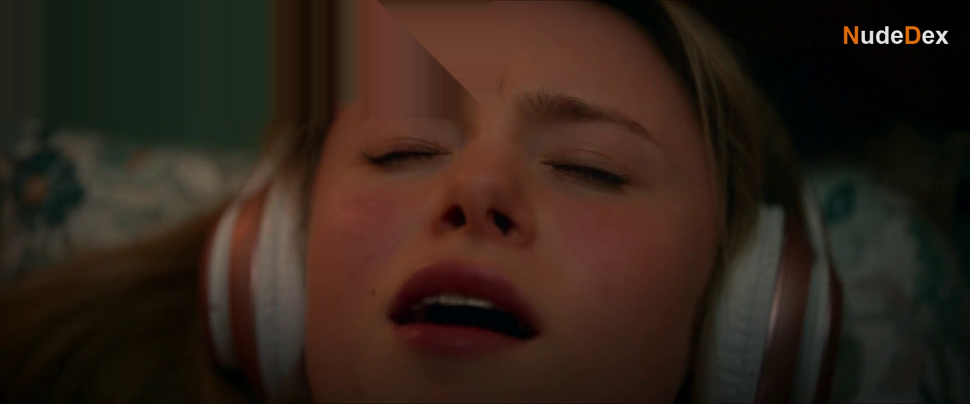 Mia Jenkins in Love Me, Love Me, photo 5