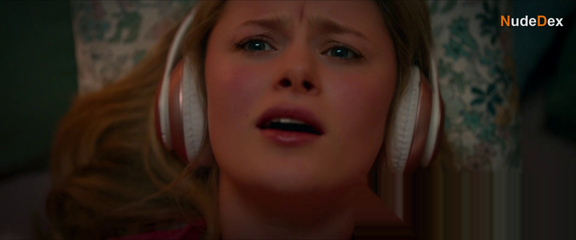 Mia Jenkins in Love Me, Love Me, photo 6