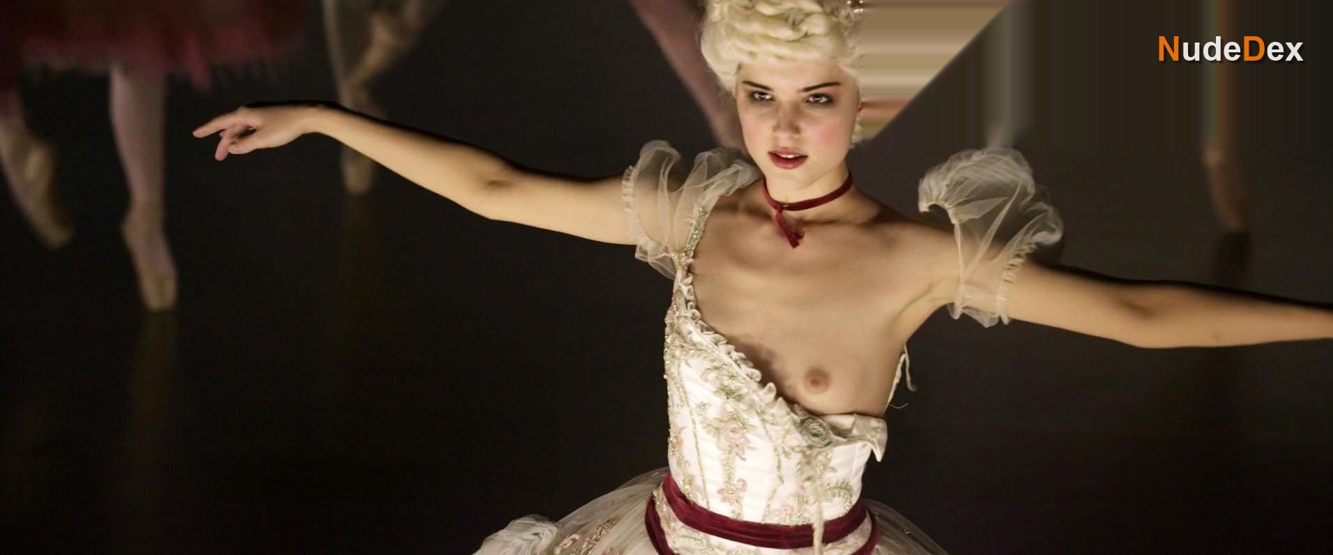 Michalina Olszanska in Mathilde, photo 2
