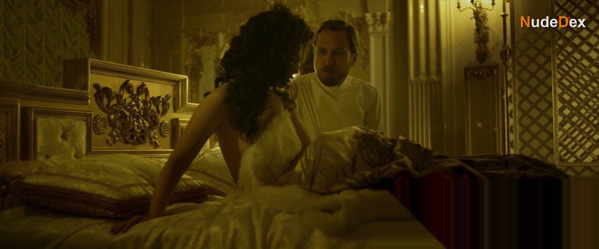 Michalina Olszanska in Mathilde, photo 5