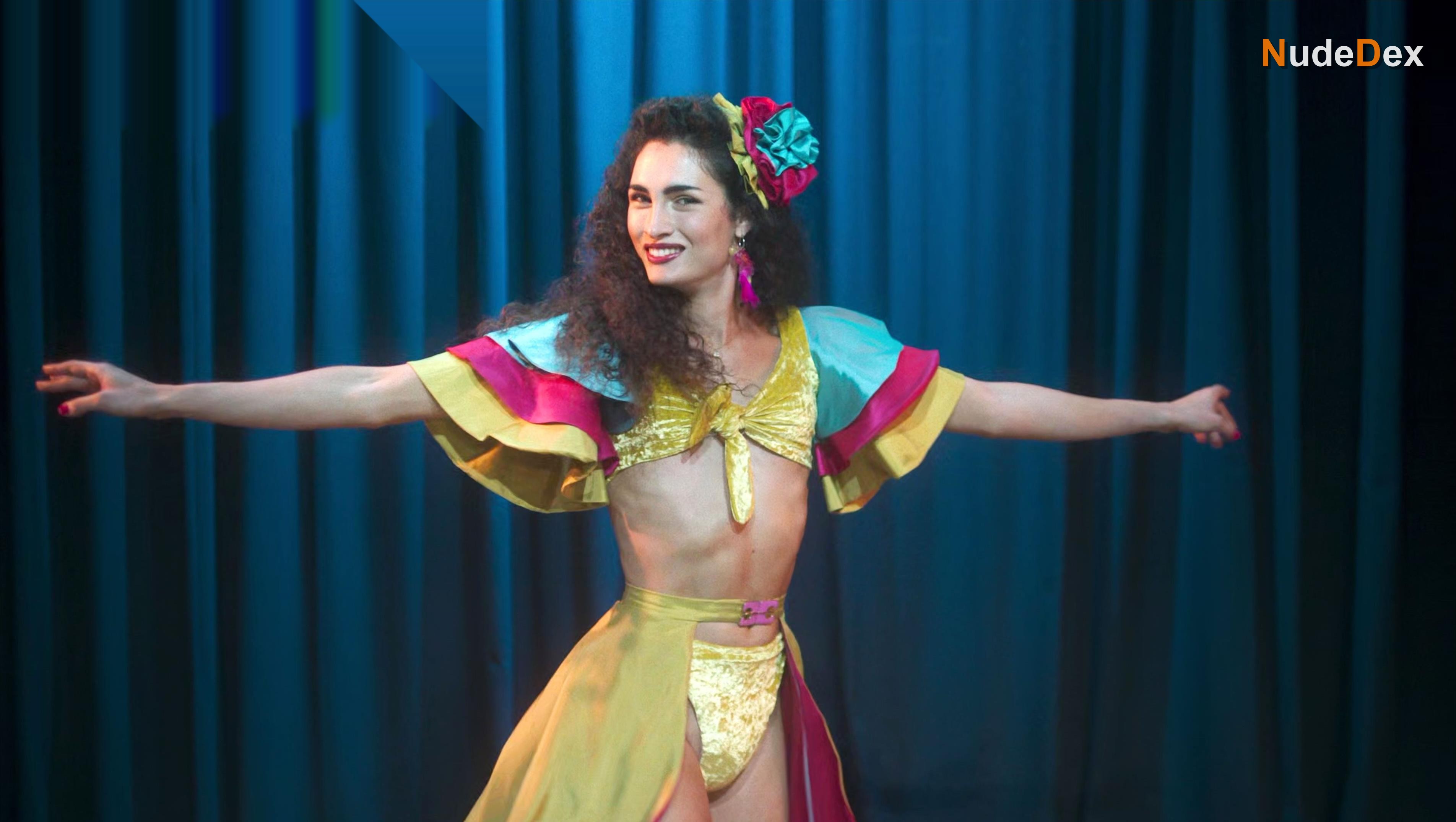 Mina Serrano in Cris Miro She, photo 1