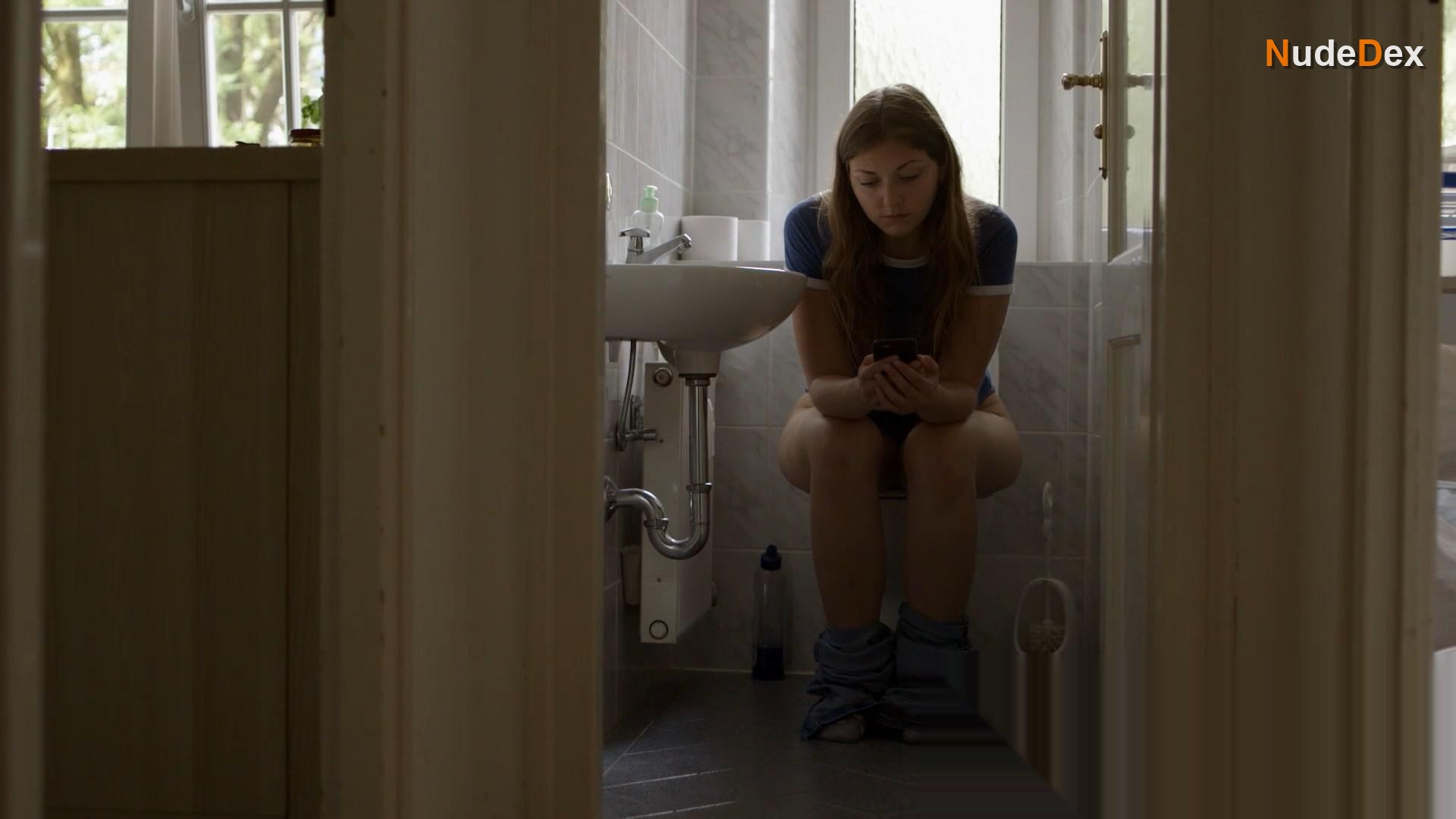 Mira Huber in Plan B, photo 2