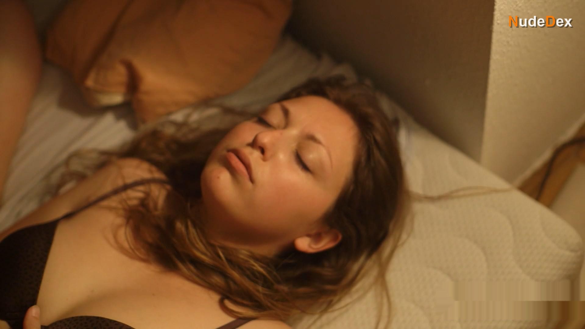 Mira Huber in Plan B, photo 3