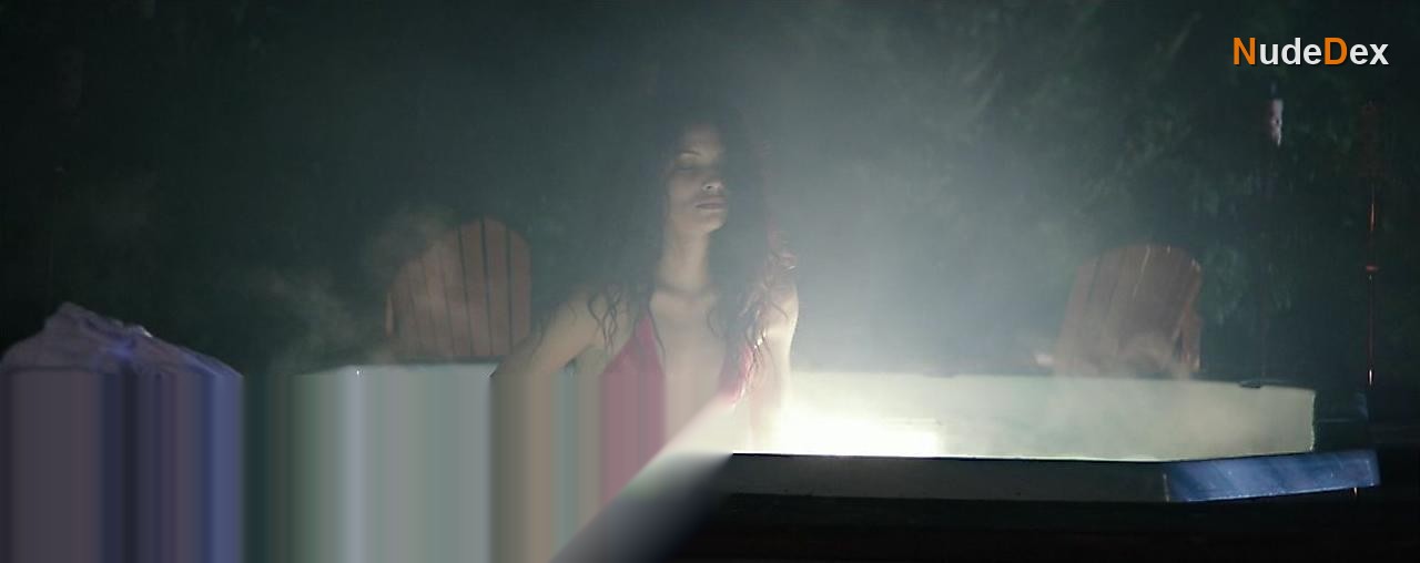 Miranda Rae Mayo in The Girl In The Photographs, photo 4