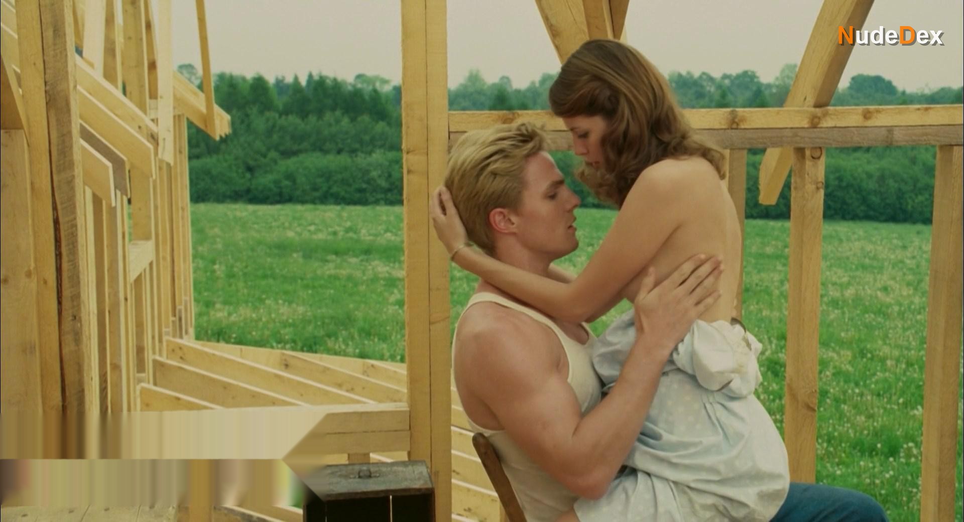 Mischa Barton in Closing The Ring, photo 4