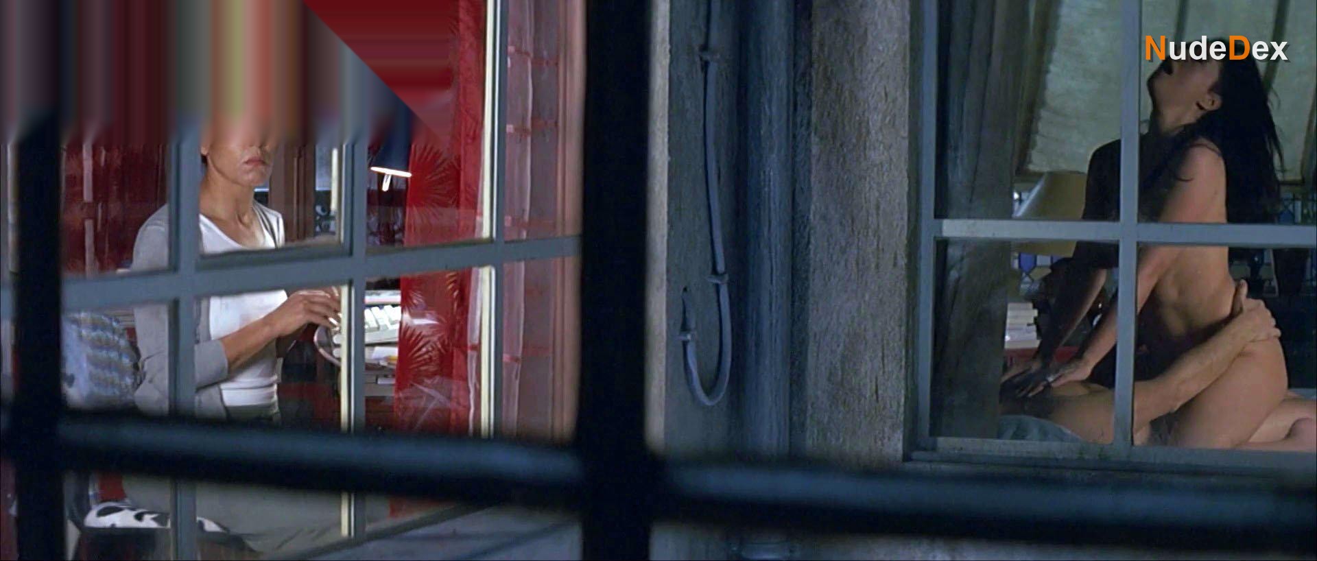 Monica Bellucci in How Much Do You Love Me, photo 7