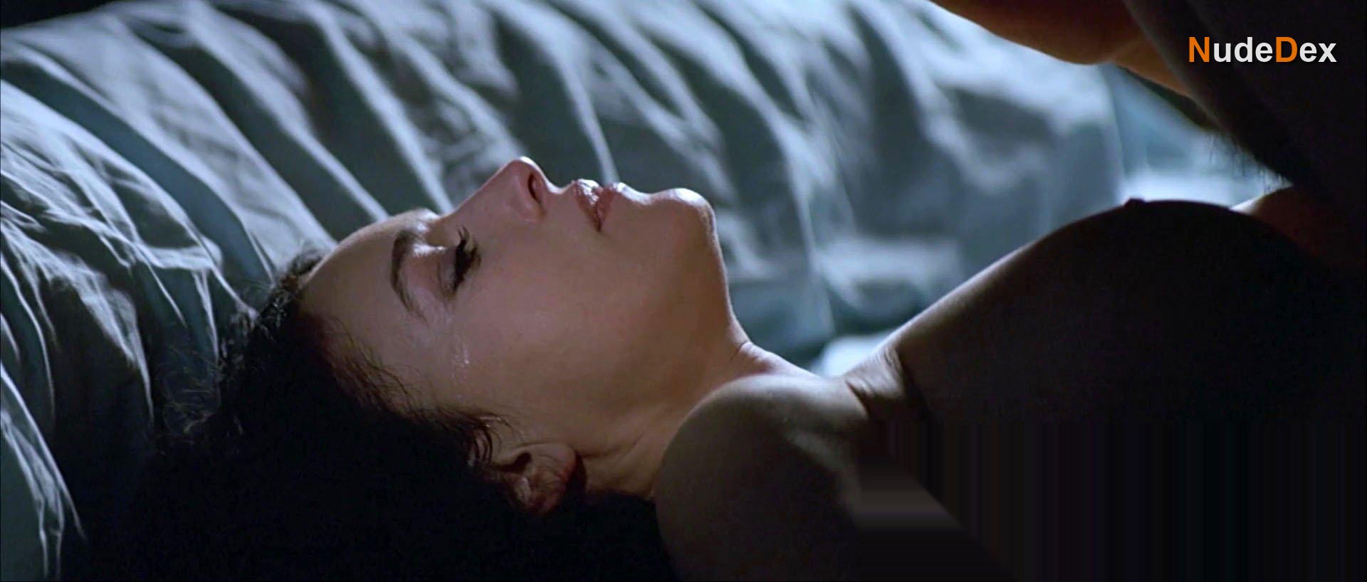 Monica Bellucci in How Much Do You Love Me, photo 8