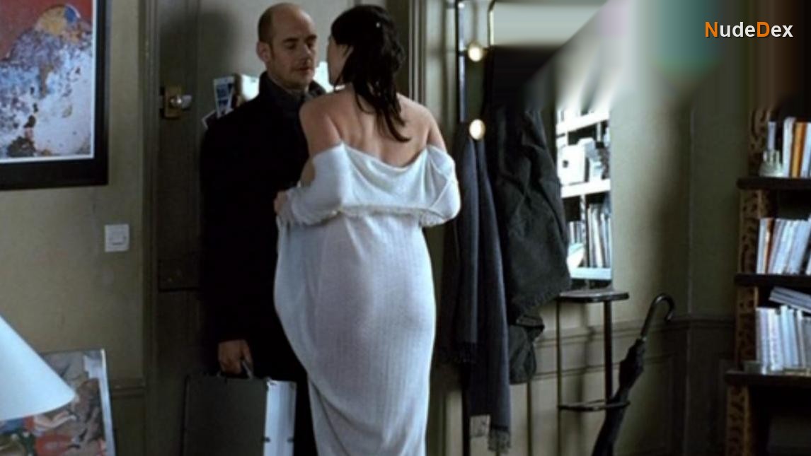 Monica Bellucci in How Much Do You Love Me, photo 16