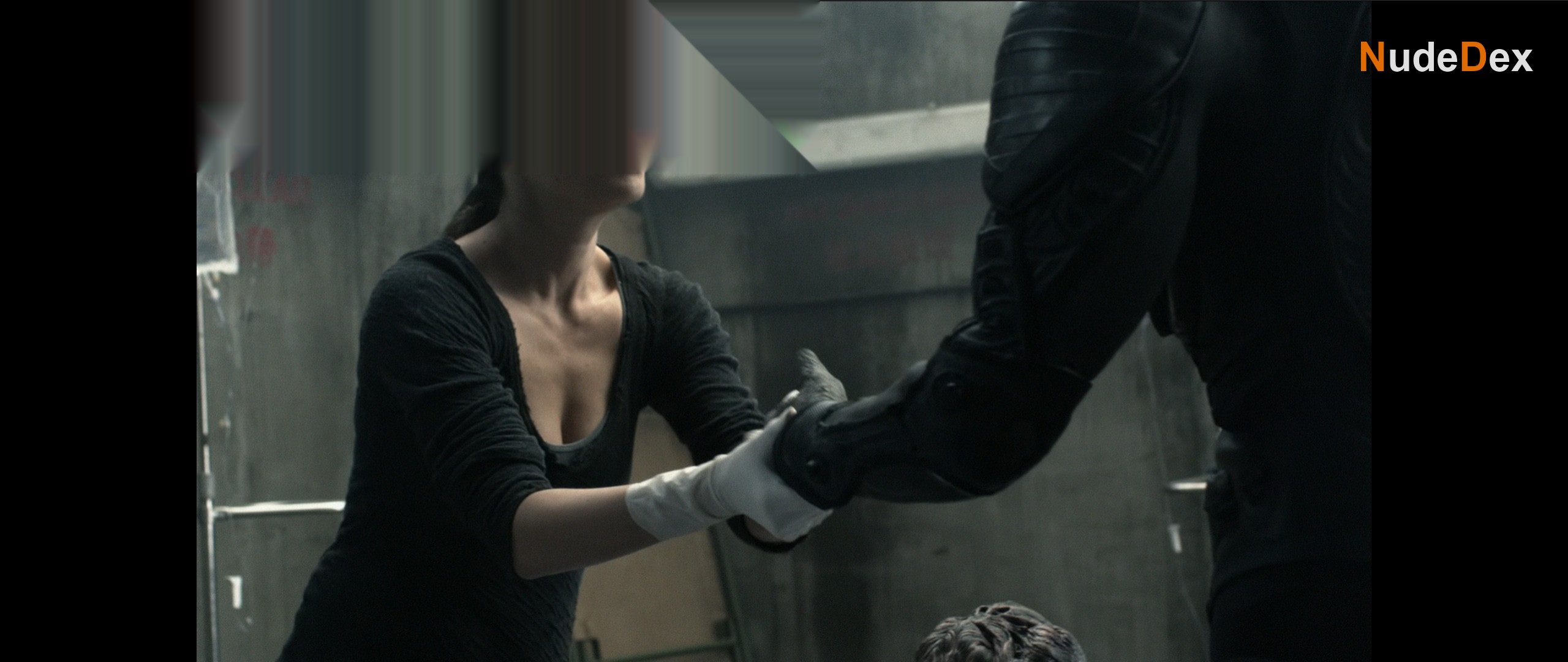 Moon Bloodgood in Falling Skies, photo 47