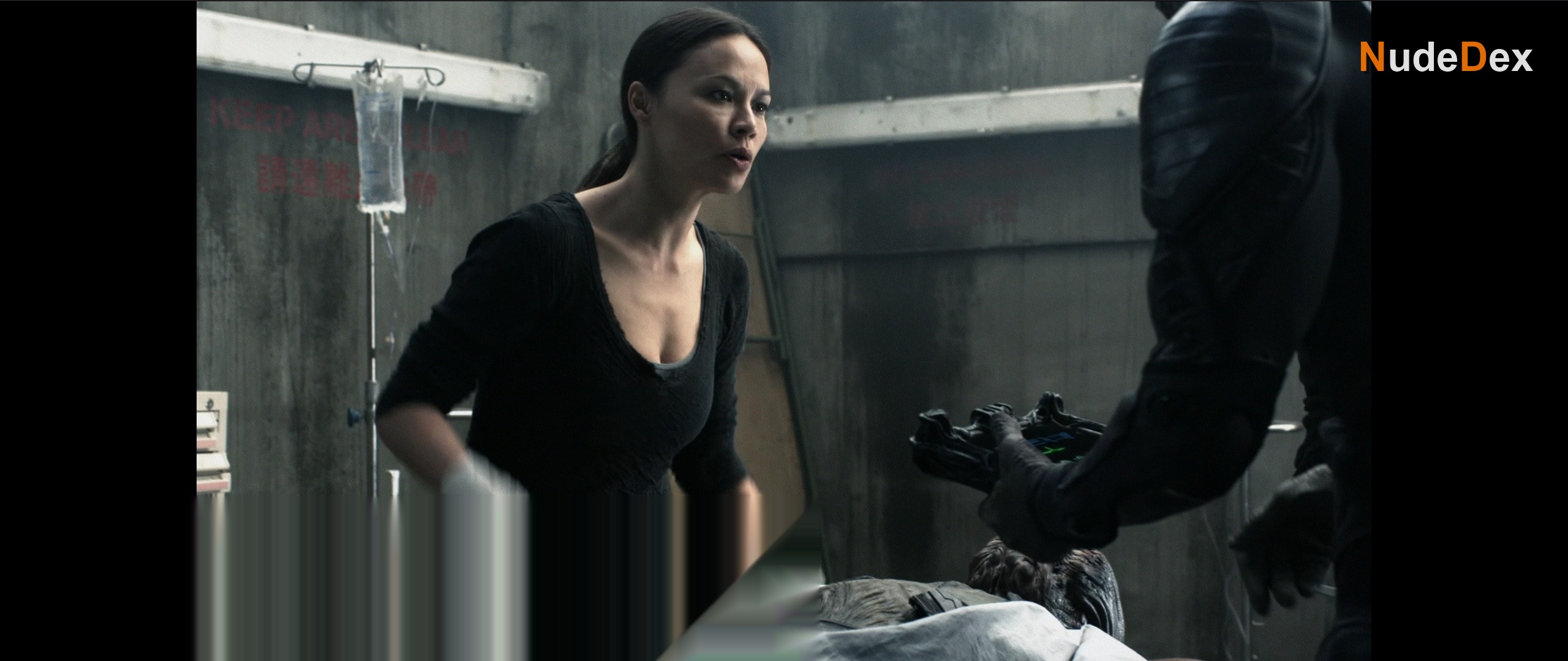 Moon Bloodgood in Falling Skies, photo 59