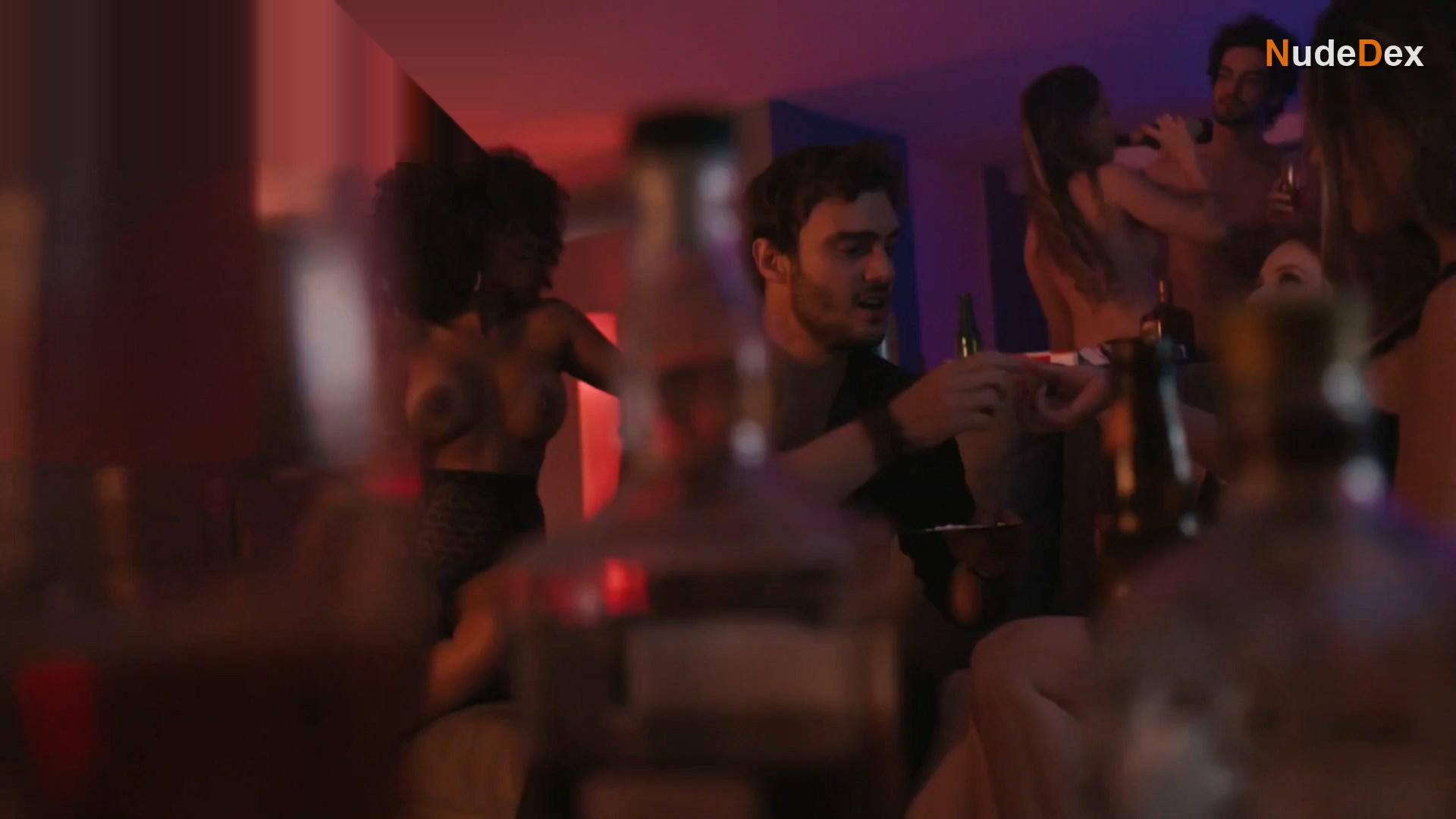 Nabia Vilela in The Secret Life Of Couples, photo 3